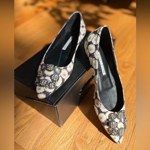 Manolo Blahnik. Beautifully feminine, elegant, and iconic.
Made in Italy